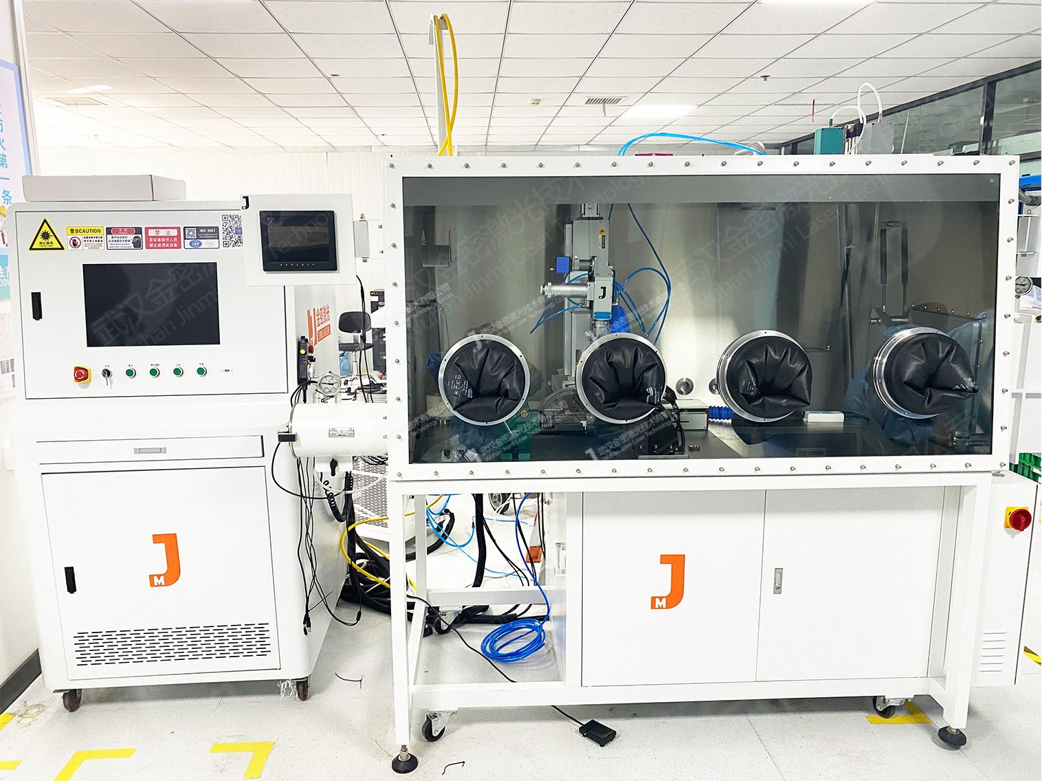 佩戴激光防護(hù)鏡讓你操作傳感器激光焊接機更安全