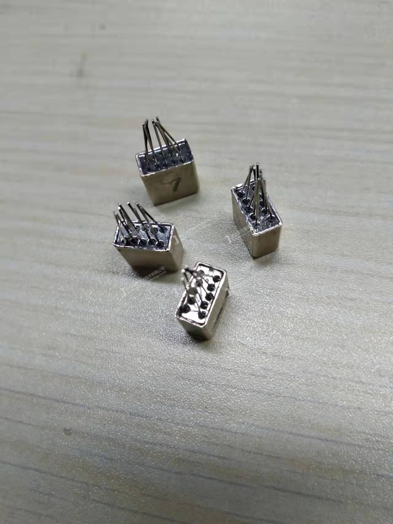 航天航空精密器件封焊采用無氧手套箱焊接機(jī)